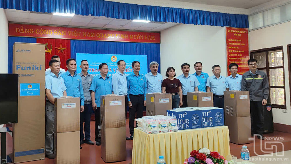 Công đoàn Công thương Việt Nam, Công đoàn Tổng Công ty Thép Việt Nam và Công ty Gang thép Thái Nguyên trao tặng quà và thiết bị phục vụ người lao động nhân dịp Tháng Công nhân năm 2025.