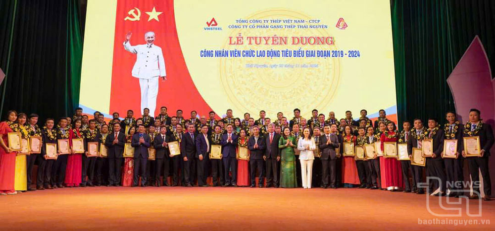 Tuyên dương cán bộ, người lao động tiêu biểu, điển hình tiên tiến có thành tích xuất sắc trong thực hiện nhiệm vụ giai đoạn 2018-2024. Ảnh: Tư liệu