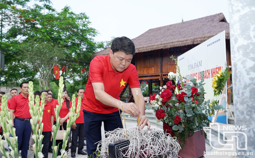 Nhà báo Nguyễn Ngọc Sơn, Tổng Biên tập Báo Thái Nguyên, dâng hương tại Khu di tích quốc gia Trường dạy làm báo Huỳnh Thúc Kháng.