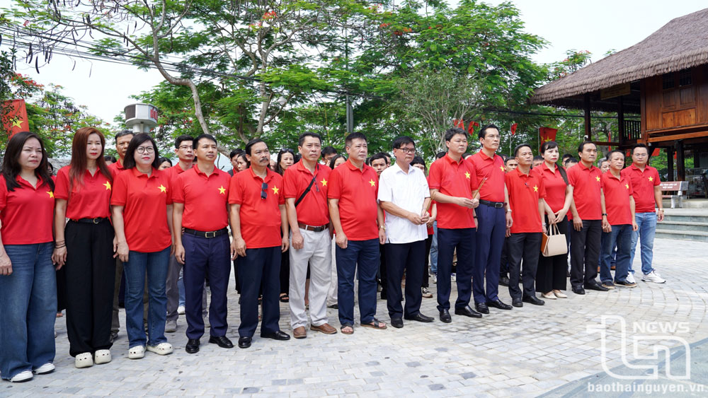 Đoàn đại biểu Báo Thái Nguyên dâng hương tại Khu di tích quốc gia Trường dạy làm báo Huỳnh Thúc Kháng.