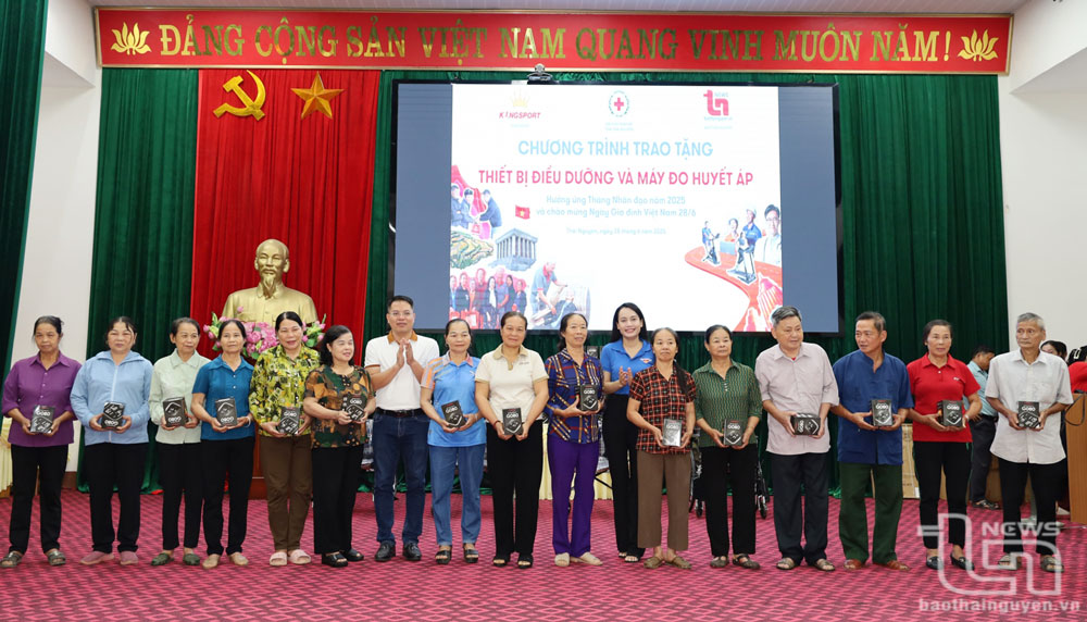 Đại diện nhà tài trợ và Ban Tổ chức trao tặng máy đo huyết áp cho người dân.