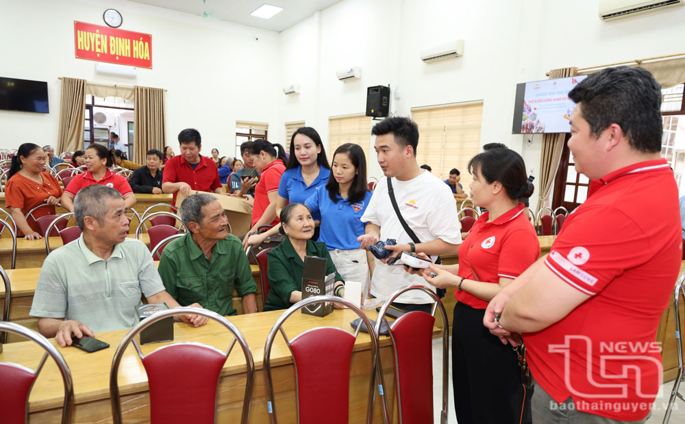 Đại diện thương hiệu Kingsport hướng dẫn người dân sử dụng máy đo huyết áp tại nhà.