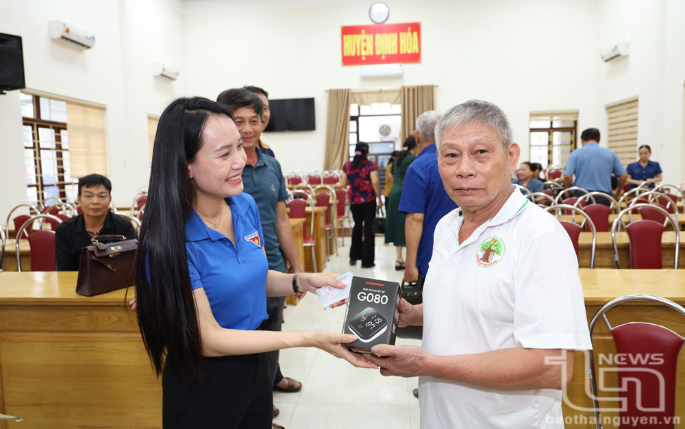 Đại diện Báo Thái Nguyên trao tặng máy đo huyết áp cho người dân.