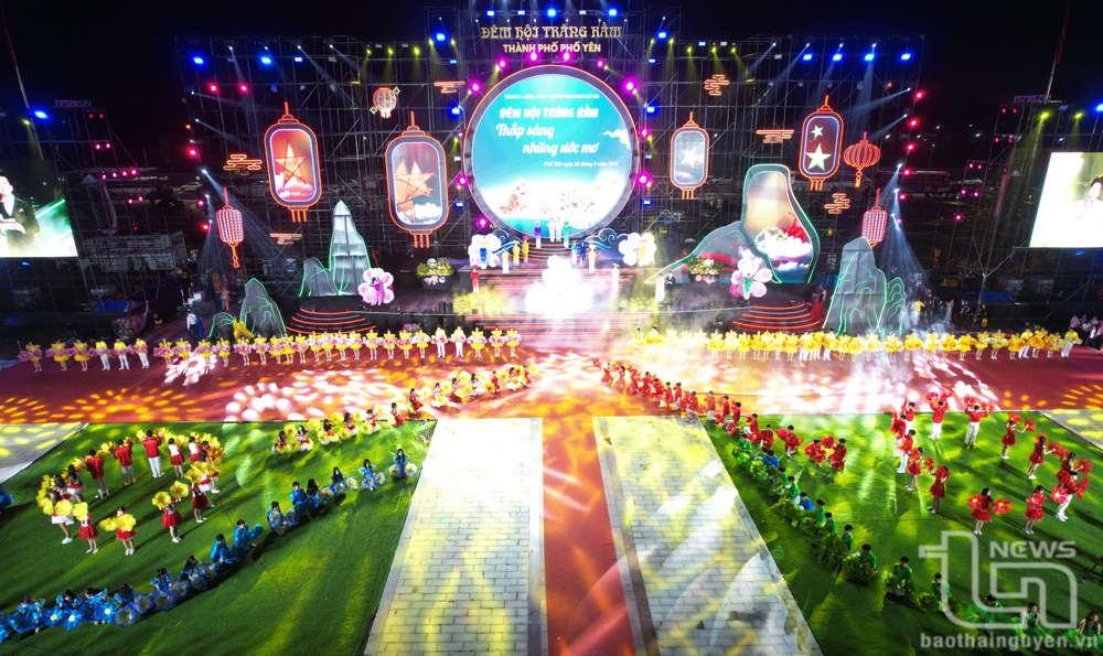 Quảng trường Vạn Xuân được đưa vào sử dụng cuối năm 2022, là một điểm nhấn của đô thị Phổ Yên.