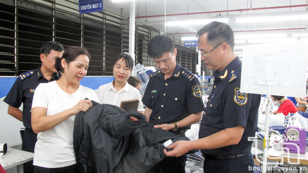Cán bộ Hải quan Thái Nguyên đồng hành hỗ trợ doanh nghiệp dệt may của tỉnh trong việc xuất khẩu các mặt hàng.