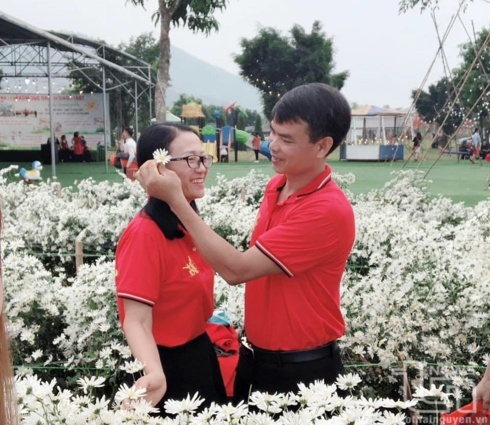 Công việc bận rộn, nhưng vợ chồng anh Nguyễn Tiến Quân (phường Phố Cò, TP. Sông Công) luôn dành cho nhau tình cảm chân thành nhất.