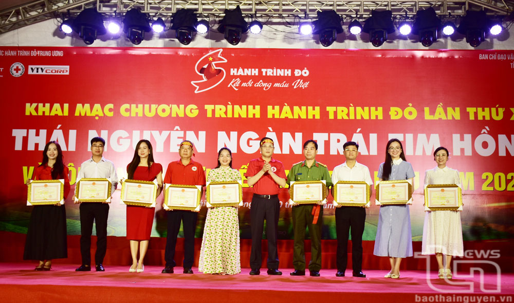 Ban Tổ chức khen thưởng các tập thể, cá nhân có nhiều đóng góp trong phong trào hiến máu.