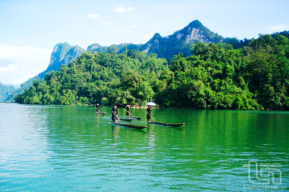 Hồ Ba Bể đẹp thơ mộng.