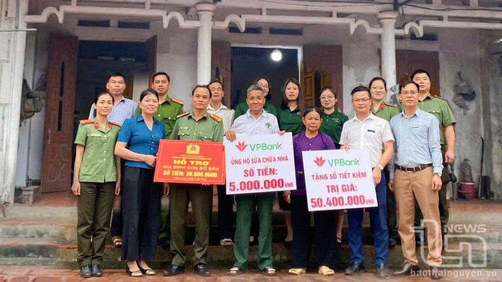 Đoàn công tác trao tượng trưng kinh phí hỗ trợ cho gia đình cháu Lưu Gia Bảo.