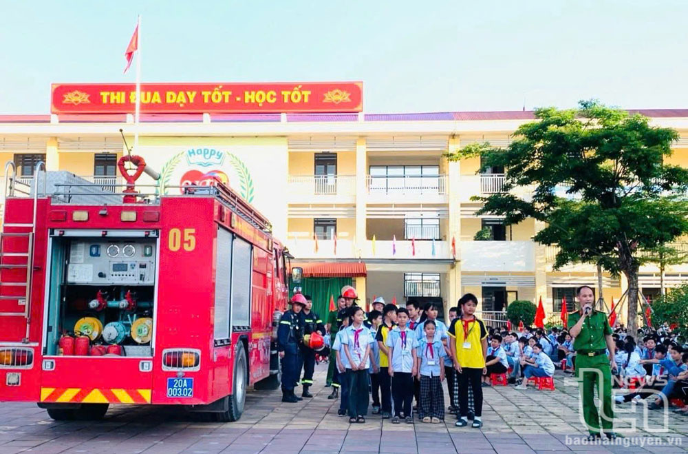 Học sinh Trường THCS Nguyễn Du (TP. Sông Công) được trang bị kỹ năng phòng cháy, chữa cháy, thoát nạn, phòng chống đuối nước…