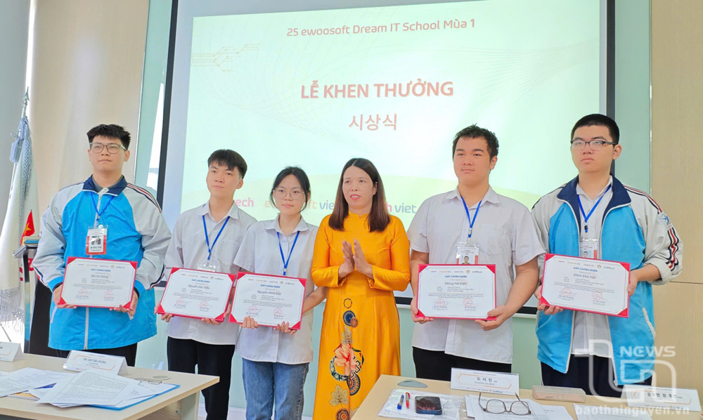 Khen thưởng các học sinh có thành tích xuất sắc tại khóa học Công nghệ thông tin - Ước mơ Ewoosoft cho học sinh THPT.