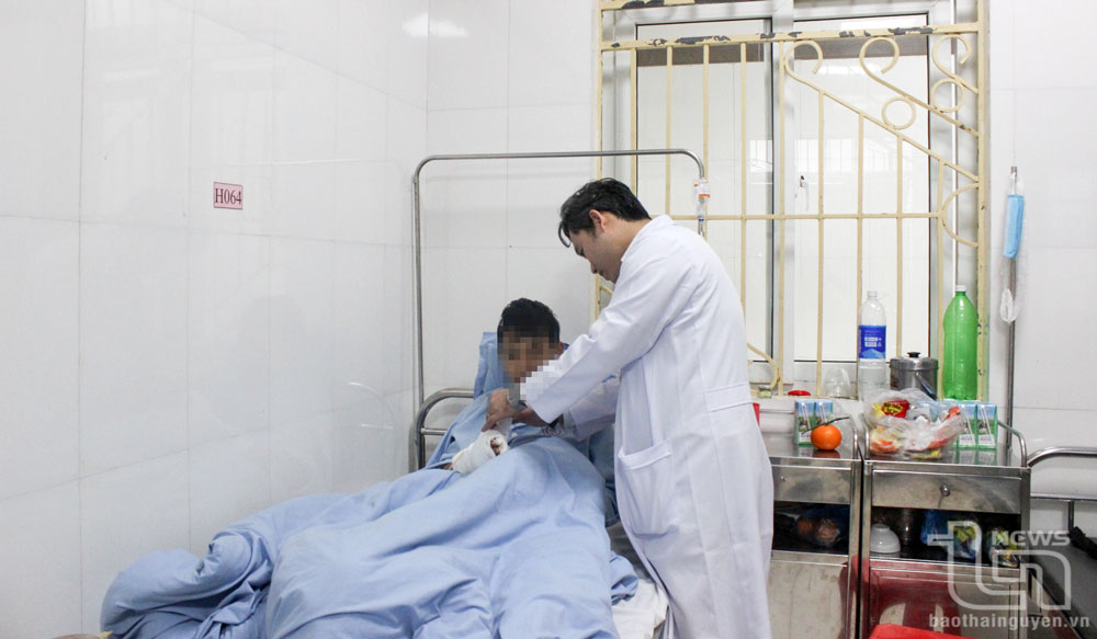 Một trường hợp trẻ em nghịch pháo bị nát bàn tay phải nhập viện.