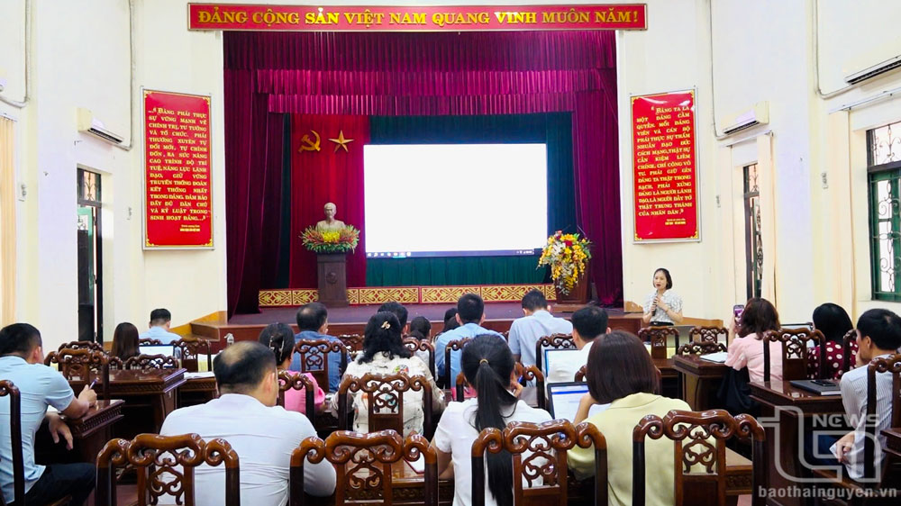 Hội nghị tập huấn thu hút gần 100 học viên tham gia.