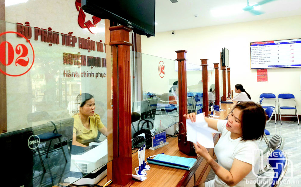 Bộ phận tiếp nhận và trả kết quả giải quyết thủ tục hành chính UBND huyện Định Hóa luôn duy trì chất lượng phục vụ nhân dân bằng sự thuận tiện và nhanh chóng, chính xác.