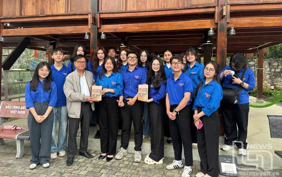 Sinh viên Khoa Báo chí thăm Di tích Trường dạy làm báo Huỳnh Thúc Kháng.