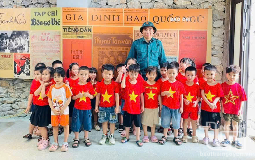 Học sinh Trường Mầm non Bonbee (TP. Thái Nguyên) trải nghiệm tại Di tích Trường dạy làm báo Huỳnh Thúc Kháng.