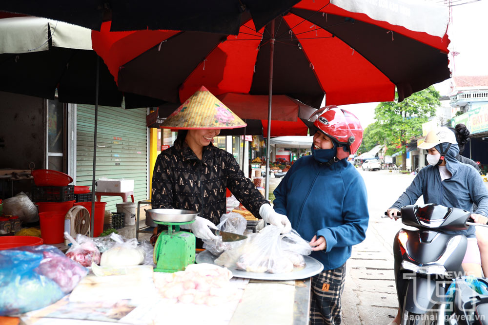 Sự hồi phục của dịch vụ nhà trọ cũng đã góp phần kích thích các hoạt động kinh doanh dịch vụ ăn uống, bán lẻ, sửa chữa điện máy… quanh các khu công nghiệp phát triển.
