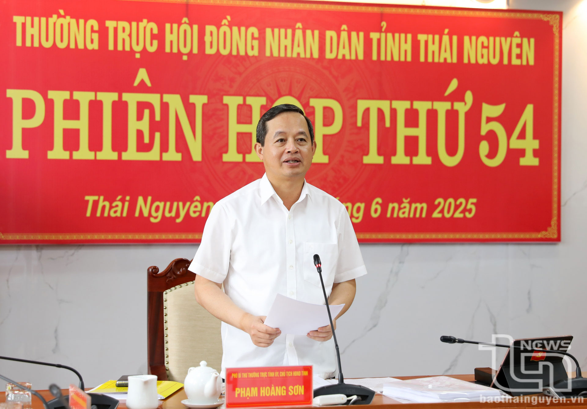 Đồng chí Chủ tịch HĐND tỉnh Phạm Hoàng Sơn phát biểu tại Phiên họp.