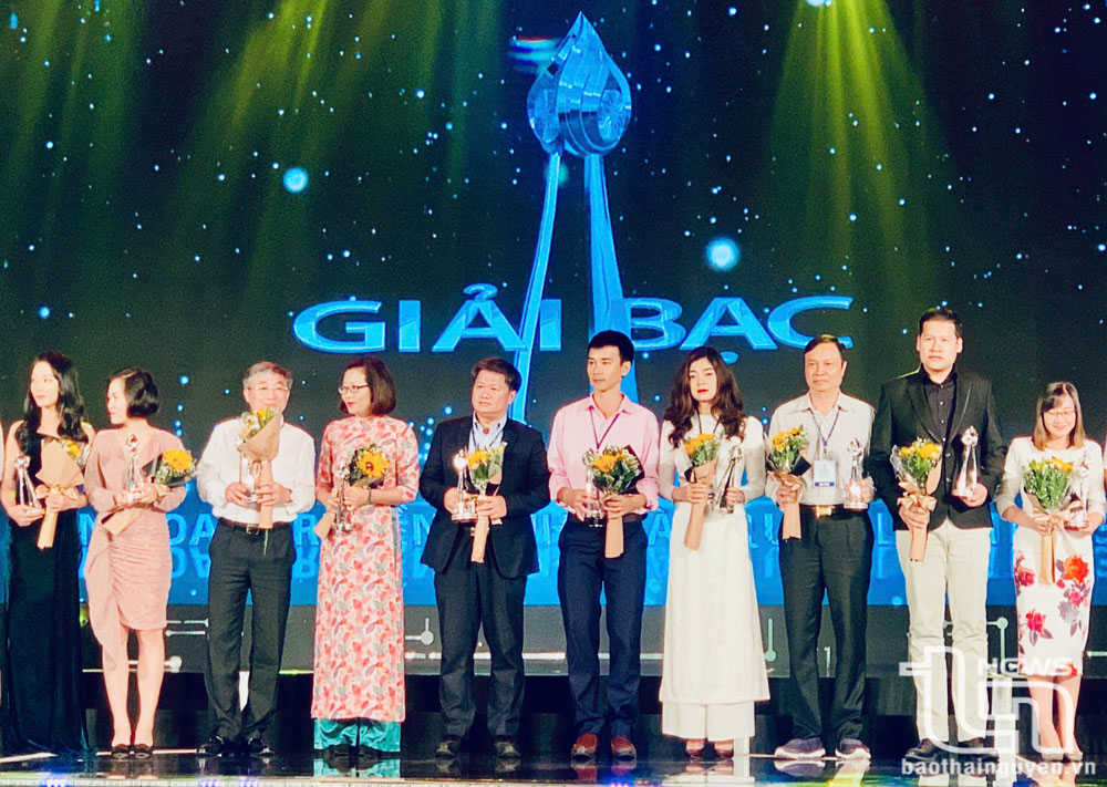 Nhà báo Ngọc Linh nhận giải Bạc tại Liên hoan Truyền hình toàn quốc với phim tài liệu “Chuyện ba người đàn bà câm”.