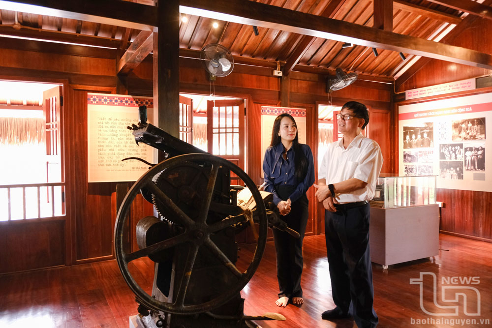 Nhà báo Phan Hữu Minh chia sẻ về hành trình đi làm phim tài liệu Bác Hồ ở chiến khu.