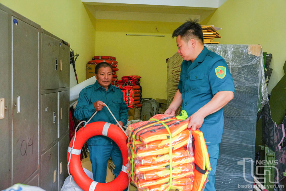 Ngoài bố trí lực lượng phòng, chống thiên tai và tìm kiếp cứu nạn, xã Bình Sơn chuẩn bị đầy đủ phương tiện, trang thiết bị phục vụ công tác ứng cứu kịp thời khi có tình huống nguy hiểm xảy ra.