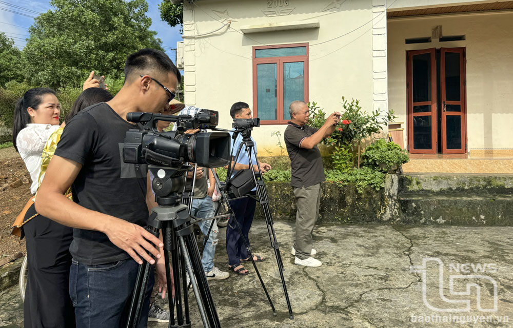 Phóng viên Báo Thái Nguyên, Đài Phát thanh - Truyền hình tỉnh, Trung tâm Văn hóa - Thể thao và Truyền thông huyện Đại Từ tác nghiệp tại xóm Quéo, xã Phục Linh (Đại Từ).