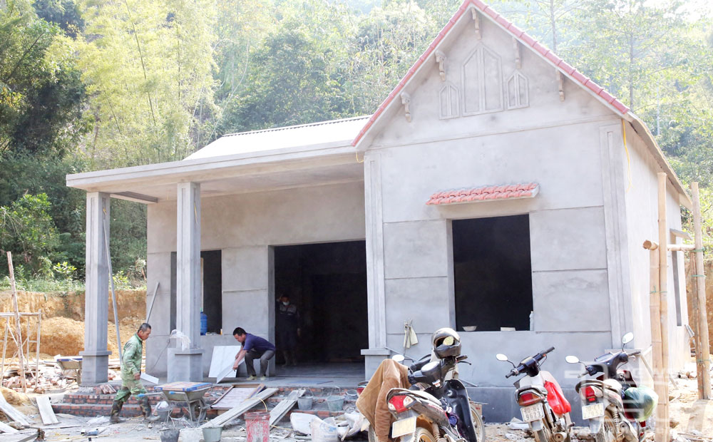 Sau khi ngôi nhà cũ bị sập do sạt lở đất đá trong cơn bão số 3 (tháng 9-2024), ngôi nhà mới của gia đình chị Hà Thị Bích Phượng (ở xóm Làng 7, xã Tân Dương, Định Hóa) đã được xây dựng ở địa điểm an toàn hơn. Ảnh: T.L