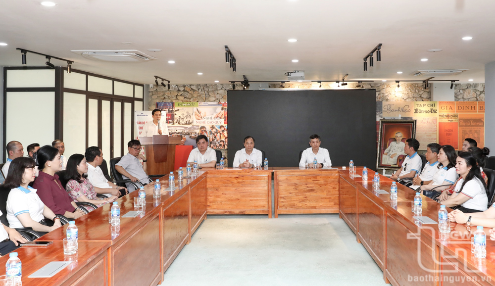 Các đại biểu cùng nhau ôn lại những chặng đường vẻ vang của báo chí cách mạng Việt Nam.