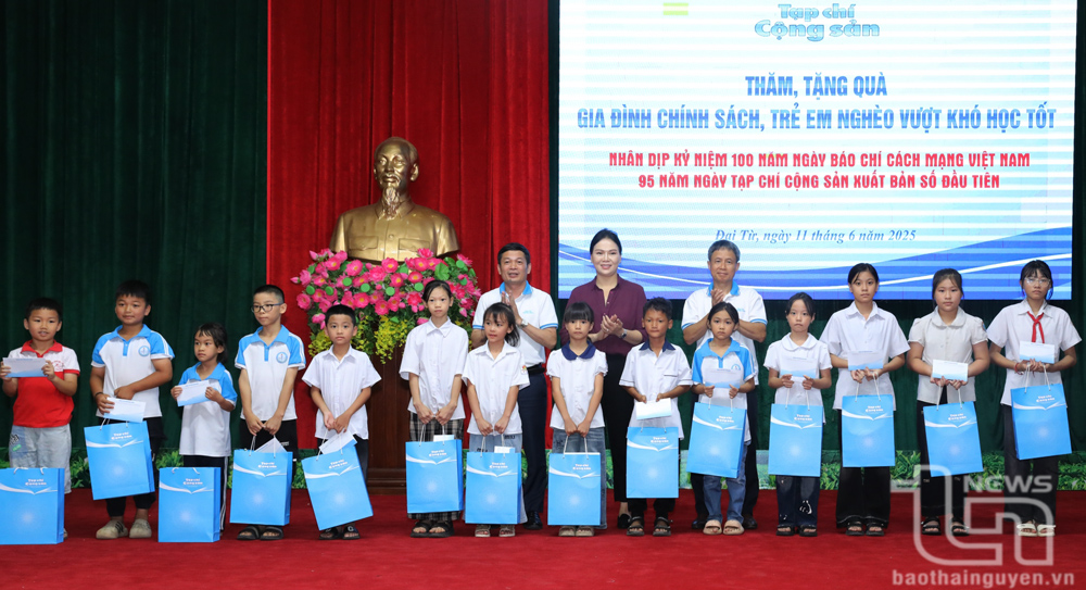 Lãnh đạo các ban và đơn vị trực thuộc Tạp chí Cộng sản tặng quà cho học sinh có hoàn cảnh khó khăn tại huyện Đại Từ