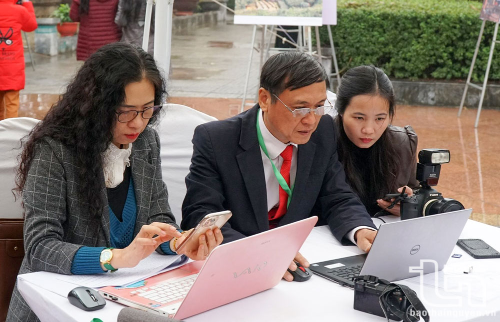 Tạp chí Văn nghệ Thái Nguyên thực hiện chương trình Tọa đàm trực tuyến.