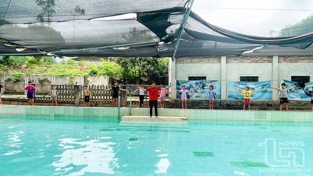 Chi đoàn và Liên đội Trường Tiểu học Tân Hòa (Phú Bình) tập huấn kiến thức về phòng chống đuối nước và dạy kỹ năng bơi cơ bản cho các em học sinh trong Trường trong dịp Hè.