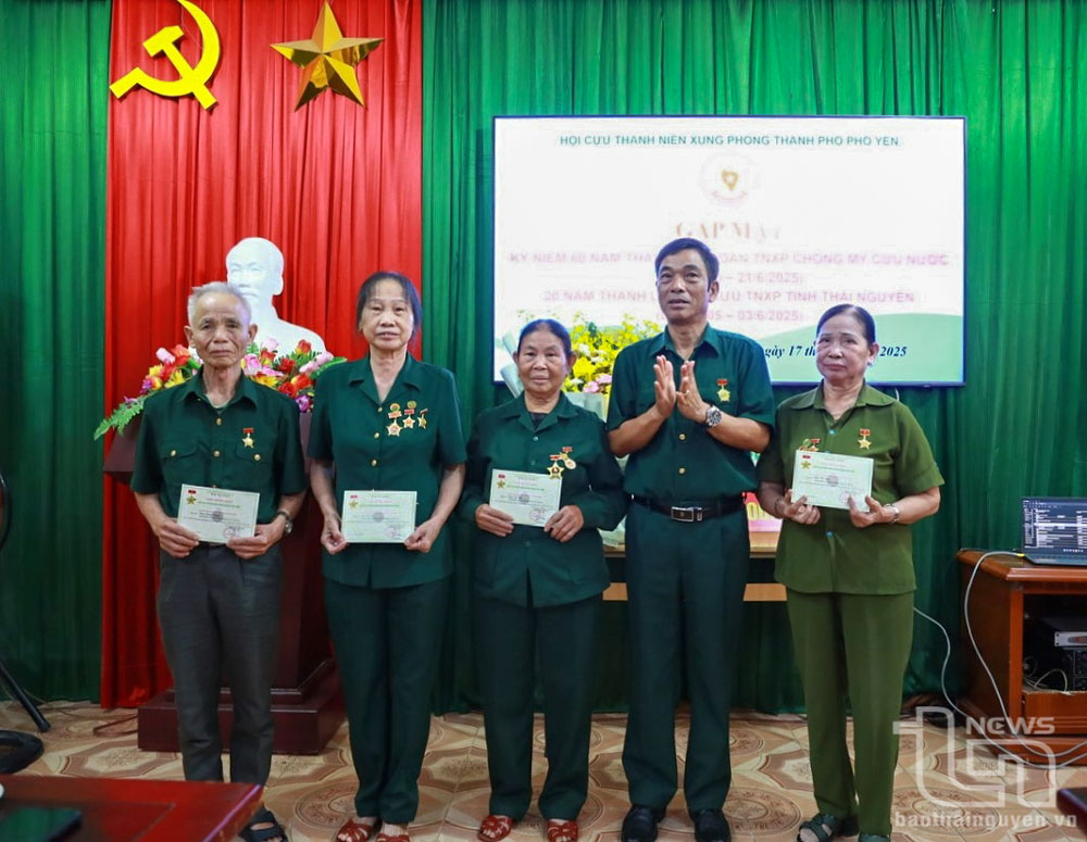 Lãnh đạo Hội Cựu Thanh niên xung phong TP. Phổ Yên trao Huy hiệu “Cựu thanh niên xung phong làm theo lời Bác” cho 4 hội viên.