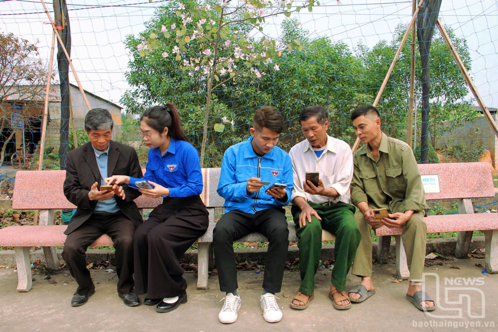 Đội thanh niên tình nguyện “Bình dân học vụ số” xã Đồng Liên (TP. Thái Nguyên) hỗ trợ người dân các kỹ năng số.