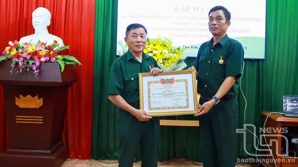 Lãnh đạo Hội Cựu Thanh niên xung phong TP. Phổ Yên trao Giấy khen của Hội Cựu Thanh niên xung phong tỉnh cho tập thể có thành tích xuất sắc trong phong trào thi đua giai đoạn 2020-2025.