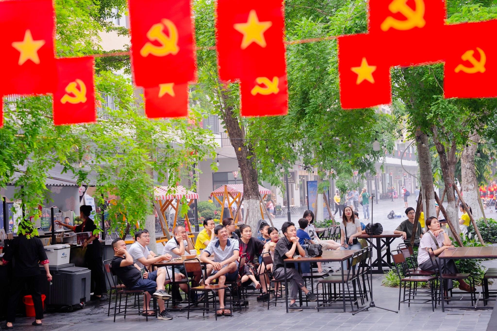  
Khoảnh khắc gia đình, bạn bè cùng nhau vui chơi trong dịp lễ không chỉ tạo nên những kỉ niệm đáng nhớ mà còn góp phần thắt chặt sợi dây gắn kết giữa các thế hệ.