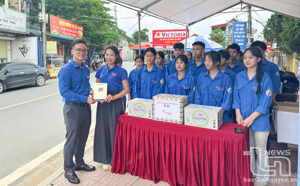 Các tình nguyện viên tham gia hỗ trợ tiếp sức mùa thi tại điểm Trường THPT Bình Yên (Định Hóa).