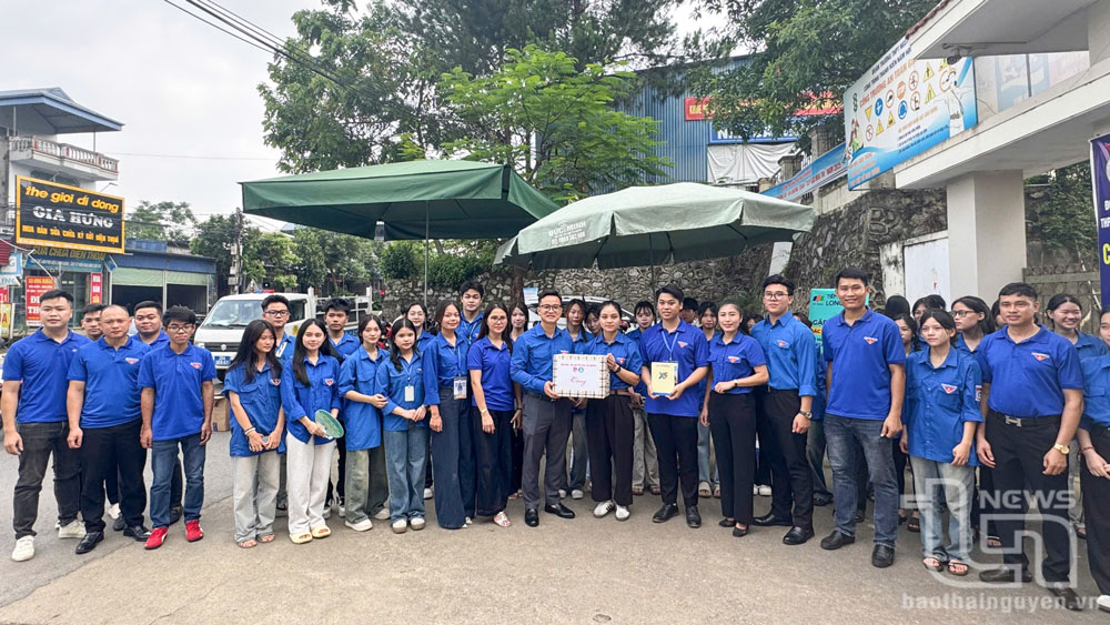 Đại diện lãnh đạo Tỉnh đoàn tặng quà đội hình Tiếp sức mùa thi tại điểm thi Trường THPT Nguyễn Huệ (Đại Từ).