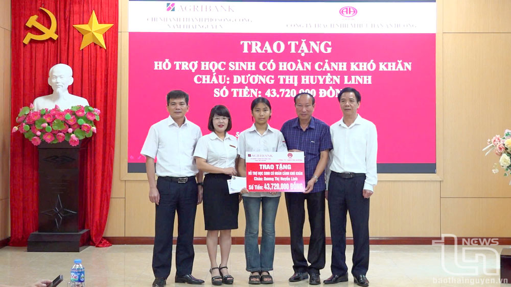 Đại diện các đơn vị trao biển tượng trưng số tiền hỗ trợ tặng em Dương Thị Thùy Linh.