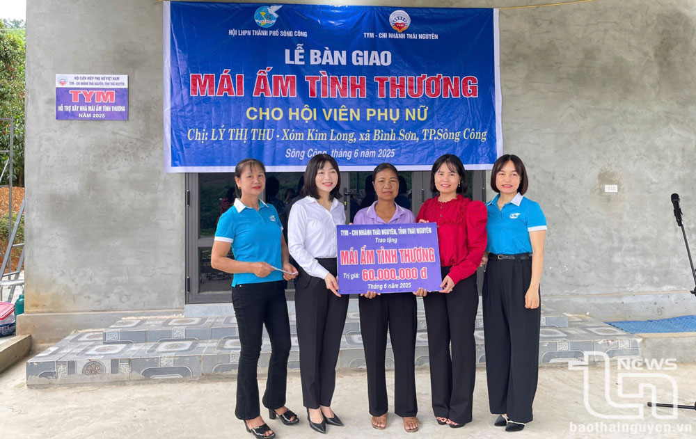 Đại diện TYM - Chi nhánh Thái Nguyên trao tiền hỗ trợ xây nhà Mái ấm tình thương cho chị Lý Thị Thu.