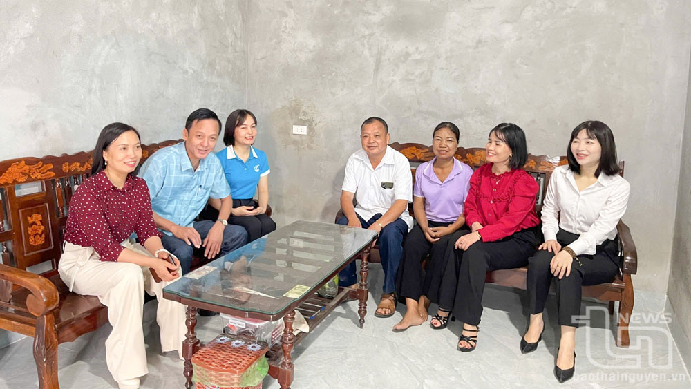 Các đại biểu dự trò chuyện, động viên chị Lý Thị Thu trong ngôi nhà ấm áp nghĩa tình.