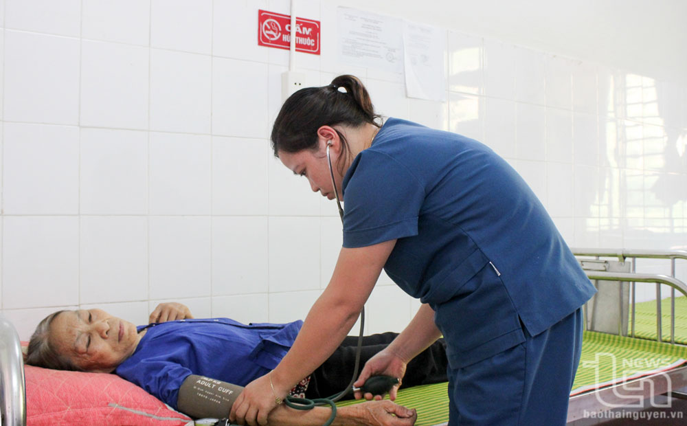 Đối với nhiều người dân, trạm y tế vẫn là nơi họ đến khám, chữa bệnh mỗi khi ốm đau. Trong ảnh: Người dân đến kiểm tra sức khỏe tại Trạm Y tế xã Phượng Tiến.