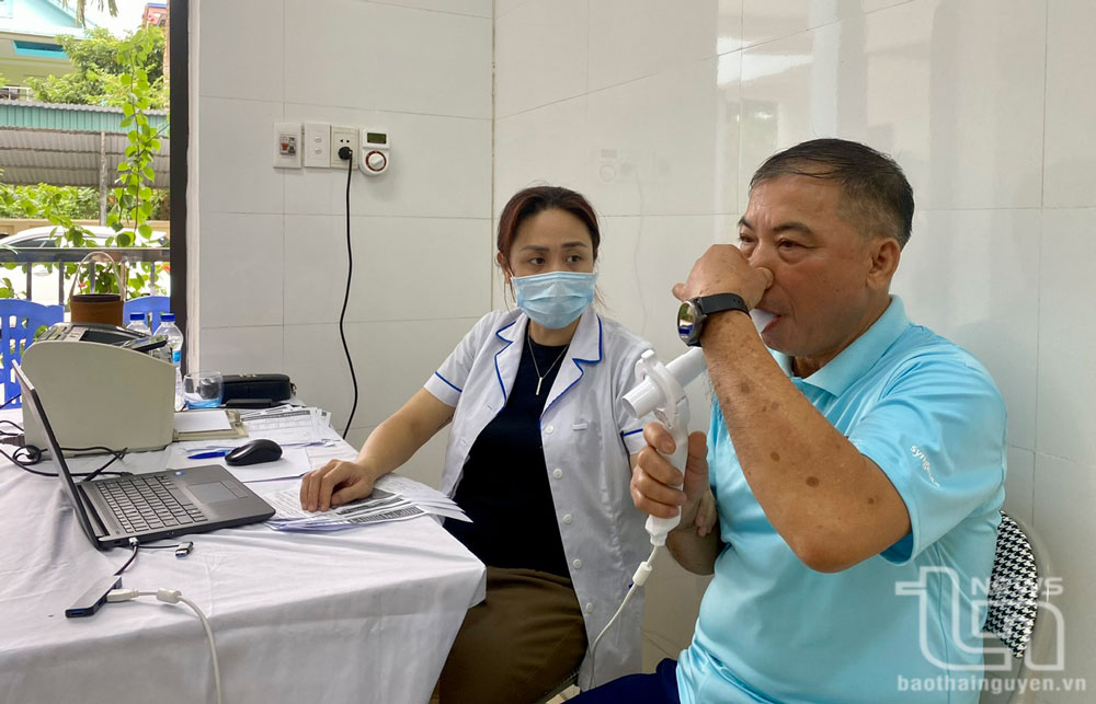 Nhiều bệnh viện tuyến trên thường tổ chức khám sức khỏe miễn phí cho bà con tại Trạm Y tế tuyến xã. Trong ảnh: Trung tâm Hô hấp Bệnh viện Bạch Mai khám miễn phí bệnh phổi tắc nghẽn mạn tính và hen phế quản tại Trạm Y tế phường Hương Sơn.