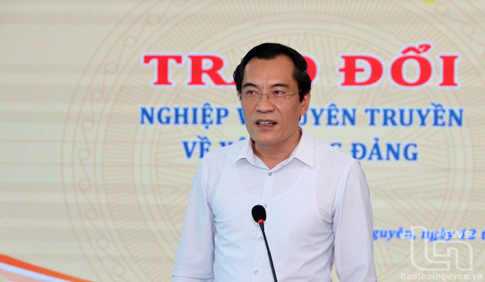 Đồng chí Đào Ngọc Anh, Phó tổng Biên tập Báo Thái Nguyên, phát biểu.