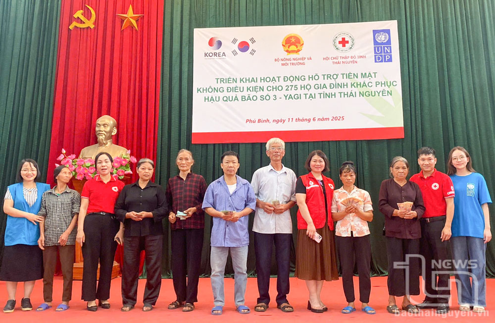 Các hộ dân 3 xã Thượng Đình, Nhã Lộng, Đào Xá nhận tiền hỗ trợ khắc phục bão số 3.