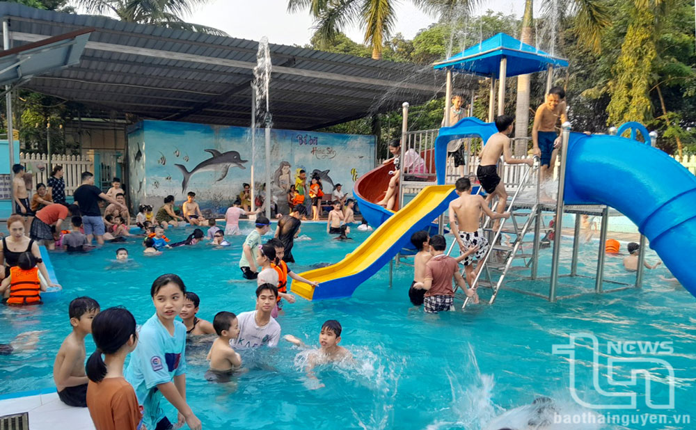 Hè đến, trẻ em được cha mẹ cho tham gia các hoạt động vui chơi, bơi lội để rèn luyện, nâng cao sức khỏe.
