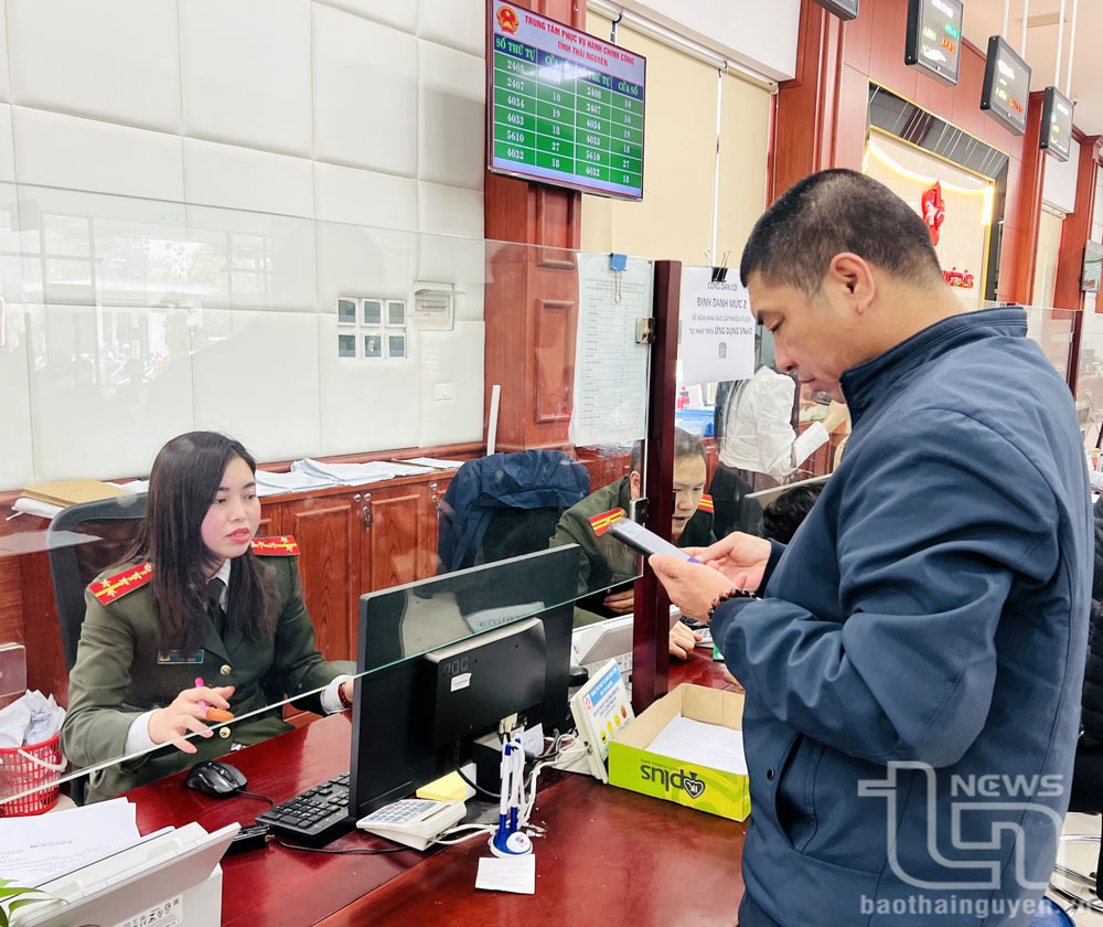 Người dân đến Trung tâm Phục vụ hành chính công tỉnh, giải quyết các thủ tục hành chính.