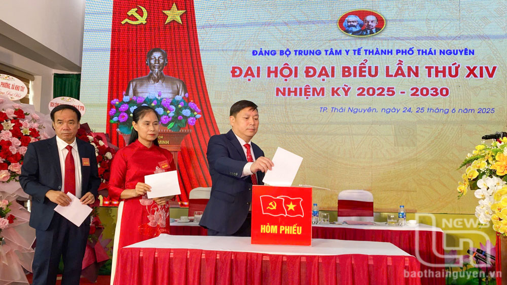 Các đại biểu bỏ phiếu bầu Ban Chấp hành khóa XIV.