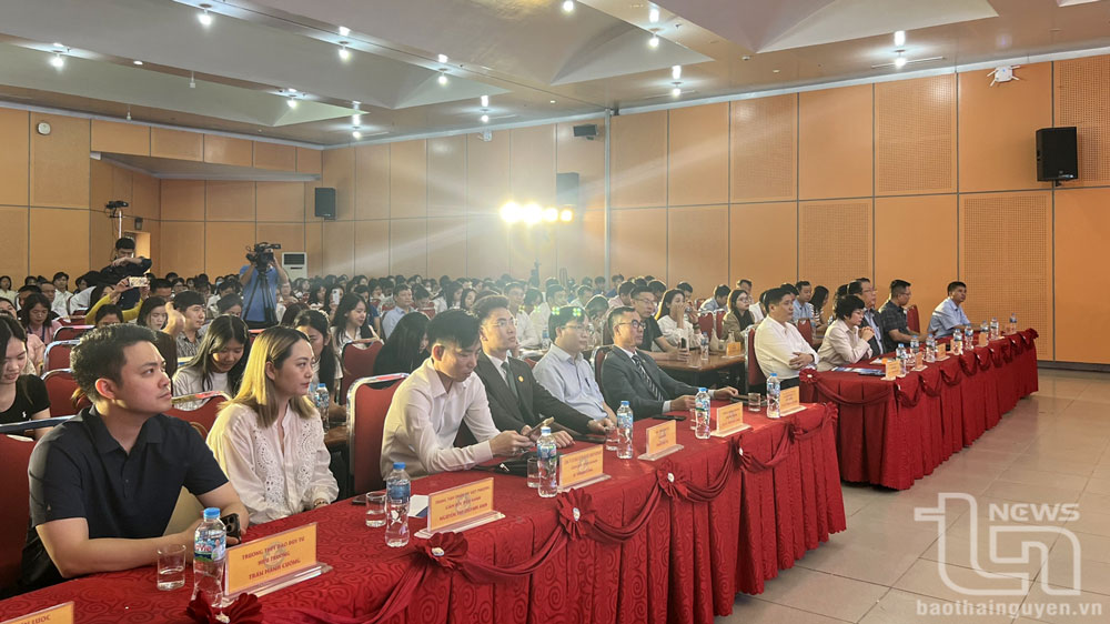 Các đại biểu tham dự chương trình.