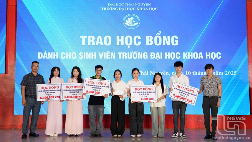 Các đơn vị, nhà tài trợ trao học bổng cho sinh viên Trường Đại học Khoa học (Đại học Thái Nguyên).