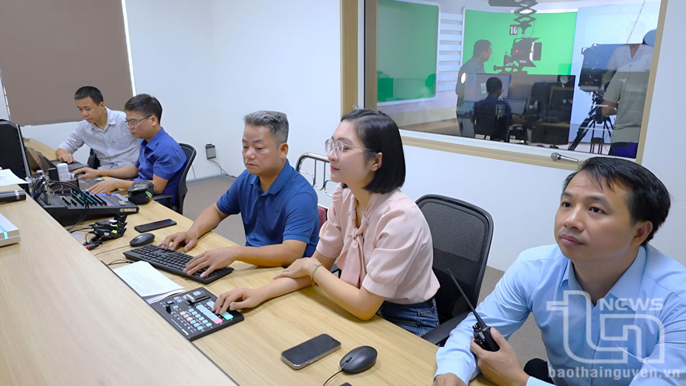 Đội ngũ cán bộ, biên tập viên của Báo Thái Nguyên thực hiện công tác hậu kỳ điều khiển chương trình tọa đàm trong trường quay mới được đầu tư.